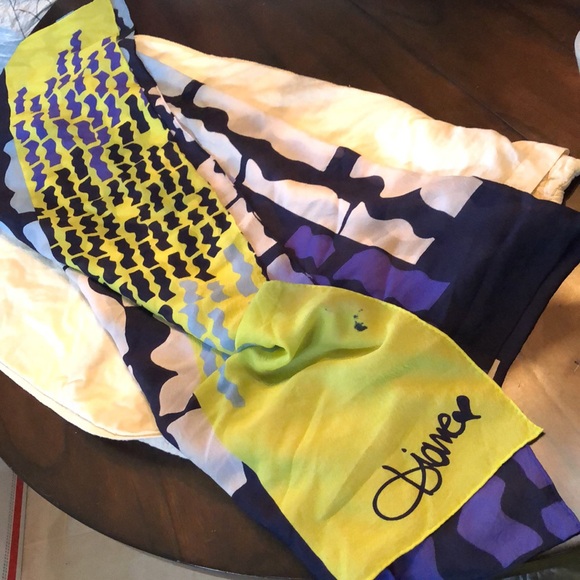 DVF Silk Vibrant mixed colors 48” x 52” Luxurious abstract scarf - Picture 6 of 12